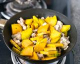 Hình bước làm 3 của món Thịt Gà Xào Bí Đỏ