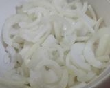Foto del paso 1 de la receta: Bifes de pollo con ensalada de rúcula y cebolla curada