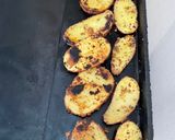 Une image de l'étape 5 de Pommes de terre grillées ail piment basilic.