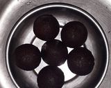 A picture of step 6 of Gulab jamun from (Leftover Roti).