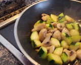 Foto del paso 4 de la receta: Salteado de calabacín, champiñones y macarrones con aguacate