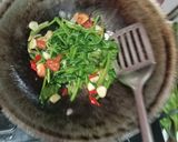 Foto langkah ke 4 dari resep Tumis Kangkung Saos Tiram.