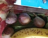 A picture of step 1 of Thick banana n figs smoothie.