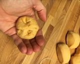 Foto del passaggio 3 della ricetta 🎃Trick or Treat 🎃- mini brioche zucche con marmellata di albicocche
