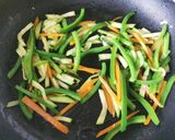 Foto del paso 3 de la receta: Tallarines con verduras y huevo escalfado