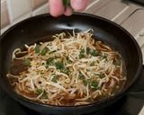 Foto langkah ke 4 dari resep Dadar Telur Cah Tauge.