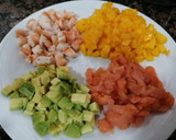 Foto del paso 2 de la receta: Tartar de mango, aguacate, salmón y langostinos