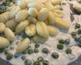 Foto del passaggio 2 della ricetta Gnocchi con ricotta,piselli e prosciutto