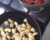 Foto del paso 2 de la receta: Carne de res con salsa roja y papas