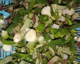 Foto langkah ke 3 dari resep 87. Tumis daun kencur.