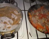 Foto del paso 1 de la receta: Fideos integrales con verduras (zanahoria, morrón, tomate, ajo y espinaca.)