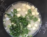 Hình bước làm 2 của món Cơm hạt quinoa nước cốt gà- cải xà lách son đậu hủ non