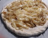 Foto del paso 2 de la receta: Pizza de cebolla con queso mozzarella y emmental