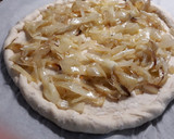Foto del paso 2 de la receta: Pizza de cebolla con queso mozzarella y emmental