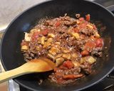 Une image de l'étape 6 de Ramens au bœuf, champignons, tomates, prune et coriandre.