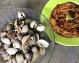 Foto langkah ke 4 dari resep Kerang Rebus Bumbu Kunci Ft Sambel Pencit.