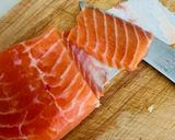 Hình bước làm 4 của món Salad bông chuối, cải mầm ngọt, và cá hồi