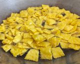 Foto langkah ke 2 dari resep Cemilan 2 bahan, "KRIPIK PANGSIT ANEKA RASA".