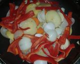 Foto del paso 3 de la receta: Receta rápida para atacar el hambre papas, cebolla y morrón