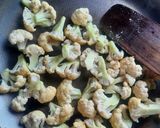 Foto langkah ke 1 dari resep Creamy Cauliflower Soup.