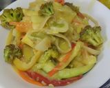 Foto del paso 8 de la receta: Plato de vegetales salteados cremosos con pasta🥦🌶️🧅🥕🍝