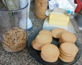 Foto del paso 1 de la receta: Masa para tarta con galletas