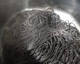 Foto del paso 3 de la receta: Espaguetis negros con chipirones