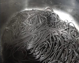 Foto del paso 3 de la receta: Espaguetis negros con chipirones
