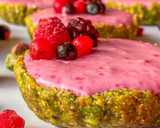 Foto del paso 3 de la receta: Tartaletas de pistacho y cheesecake de frutos rojos