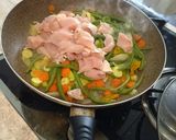 Foto del passaggio 2 della ricetta Cous cous pollo e verdure