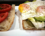 Foto del paso 3 de la receta: Huevos fritos sobre chapata bañada en salsa pesto