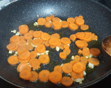 Foto del paso 2 de la receta: Lomo de cerdo con salsa/crema de zanahorias y puerros
