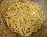 Foto del paso 7 de la receta: Linguines salteados con calamares y almejas al ajillo