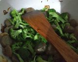 Foto langkah ke 2 dari resep Tumis broso (brokoli baso).