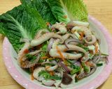 รูปขั้นตอนการทำที่ 2 ของ ยำปลาหมึกสาย 🐙