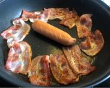 Hình bước làm 1 của món Bữa Sáng Thật Ngon Với Trứng, Xúc Xích, Bacon, Nước Cam Ép và Dứa Tươi
