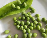 Foto del paso 2 de la receta: Almejas y langostinos con guisantes en salsa picante