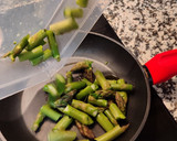 Foto del paso 2 de la receta: Espárragos verdes con salsa