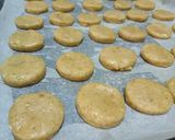 Foto del paso 5 de la receta: Mini alfajores de nueces rellenos con dulce de membrillo