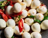 Foto langkah ke 2 dari resep Cah Kangkung Telur Puyuh.