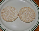 Foto del paso 3 de la receta: Galletas de arroz con requesón, espinacas y aguacate