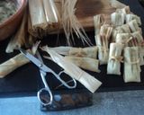 Foto del paso 5 de la receta: Tamales para bocadillo en miniatura de espinacas, chile, hongos, hierbas y cebolla. Las Correa