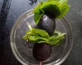 A picture of step 1 of Grapes black grapes Mojito.