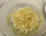 A picture of step 1 of Pan-fried potato shreds with Korean chilli paste.