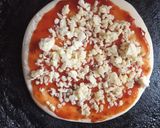 માર્ગરીટા પીઝા (Margherita Pizza Recipe In Gujarati) રેસીપી સ્ટેપ2ફોટો
