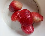 Foto langkah ke 1 dari resep Strawberry Lemon Soda.