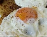 Foto del paso 5 de la receta Huevos fritos sobre torta de patata