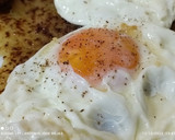 Foto del paso 5 de la receta: Huevos fritos sobre torta de patata