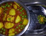 A picture of step 3 of Mattar paneer.