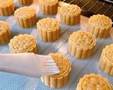 Hình bước làm 10 của món 💚 Bánh Trung Thu Nhân Đậu Xanh Kỷ Tử Nho Khô Loại Mini 50 gr (Vegetarian)
